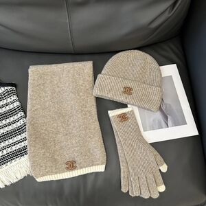 Elegant Beige Knit Scarf with Logo